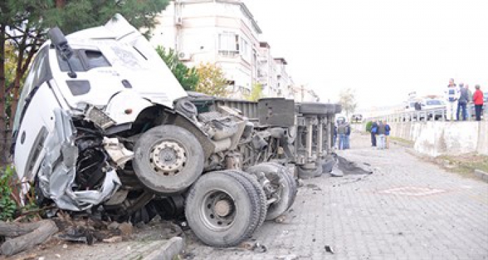 2 metre yükseklikten uçan tır iki otomobili parçaladı