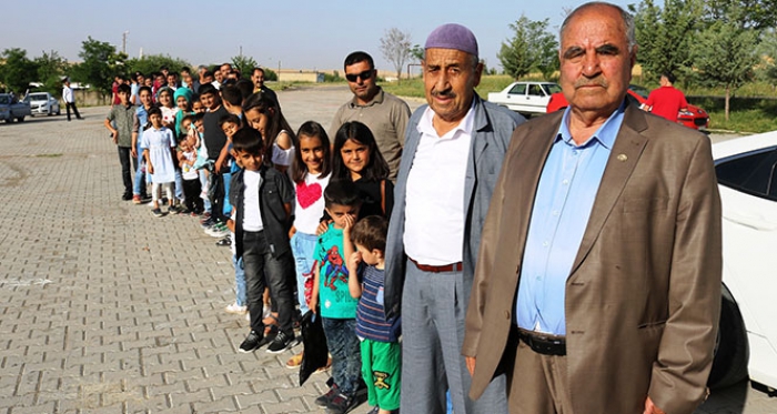 300 torunu bayramını kutlamak için metrelerce kuyruk oluşturdu