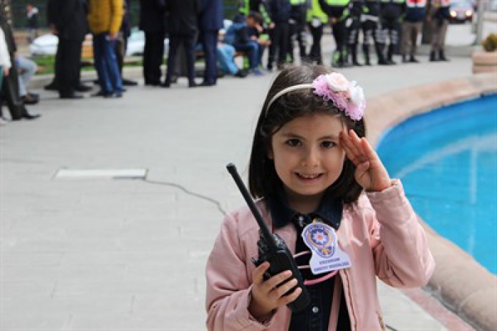 7 yaşındaki trafik polisi, hatalı sürücüleri affetmedi