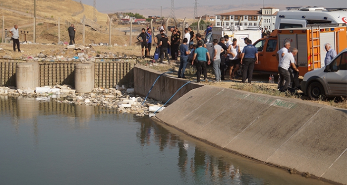 8 yaşındaki çocuk su kanalına düştü!