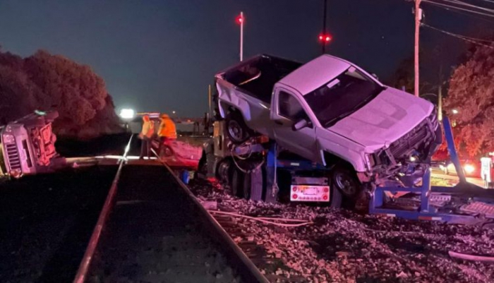 ABD’de yolcu treni araç yüklü tıra çarptı: 4 yaralı