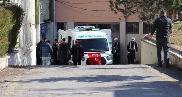 Acılı ailelerin adli tıp önündeki acı bekleyişi sürüyor