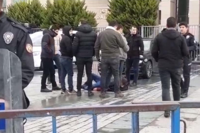 Adliye önünde polise bıçaklı saldırı