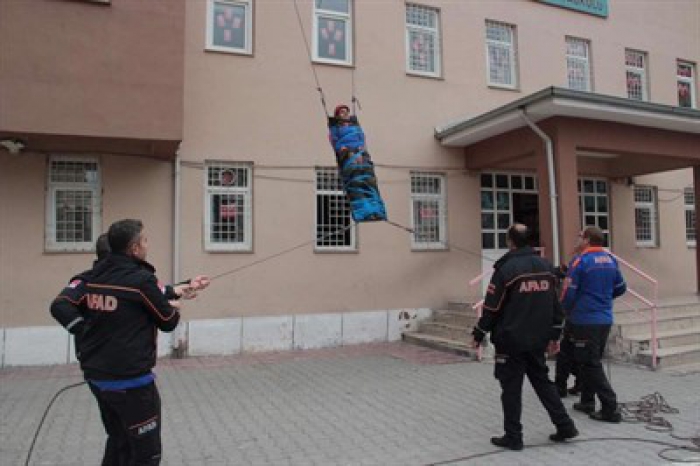 AFAD, “Afete Hazır Okul” kapsamında öğrencileri bilgilendiriyor 