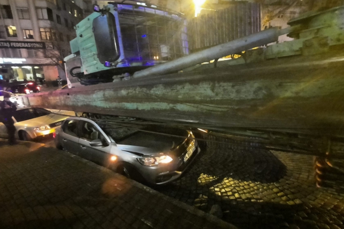 Akılalmaz kaza, tırın taşıdığı vinç araçların üzerine devrildi