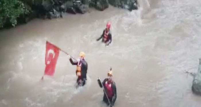 AKUT ekipleri selde bayrağı dereden böyle çıkarttı