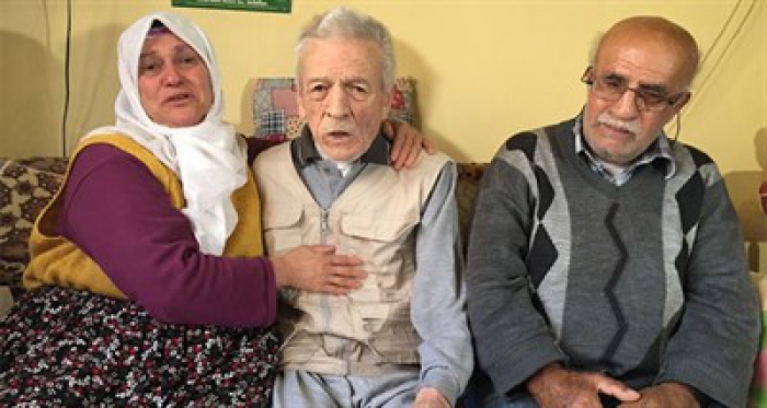 ALZHEİMER HASTASI BABASINA ENGELLİ EŞİ VE KIZINA BAKIYOR! 63 YAŞINDAKİ KADININ ÇİLESİ!