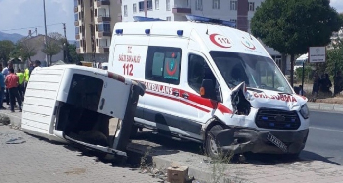 Ambulans ile hafif ticari araç çarpıştı: 6 yaralı