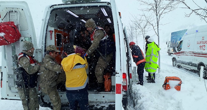 Ambulans ile kamyonet çarpıştı: 4 yaralı