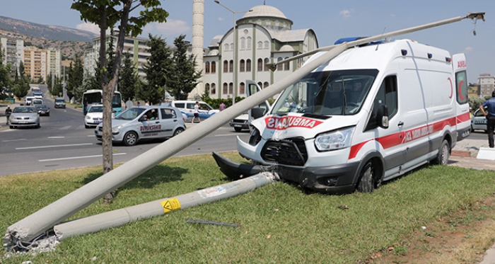 Ambulans ile otomobil çarpıştı: 4 yaralı