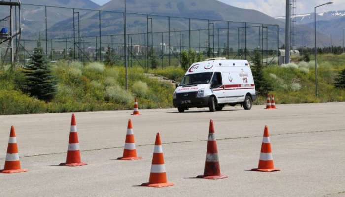 Ambulans sürücüleri zorlu parkurlarda zamanla yarıştı