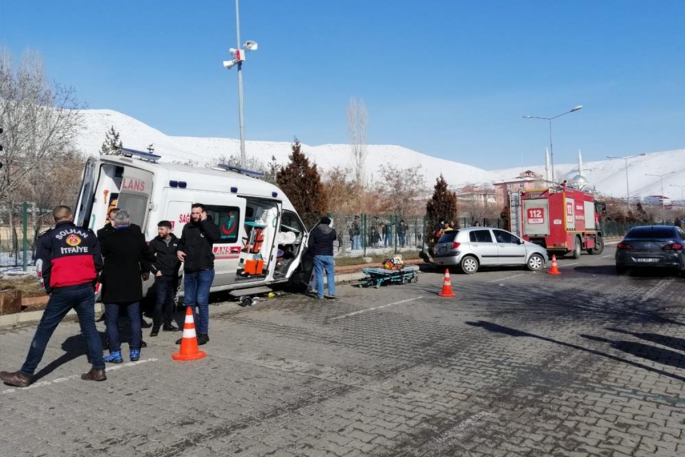 Ambulans ve otomobil çarpıştı: 5 yaralı