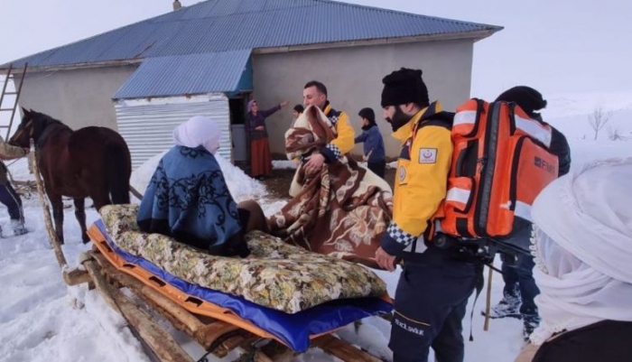 Ambulansa kadar kızakla taşıyıp hastaneye yetiştirdiler