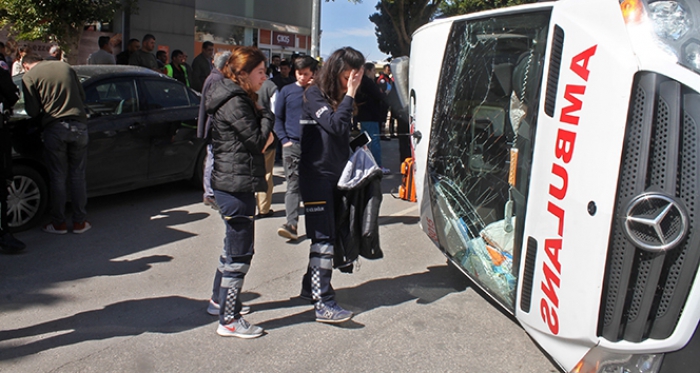 Ambulansla otomobil çarpıştı: 1 ölü