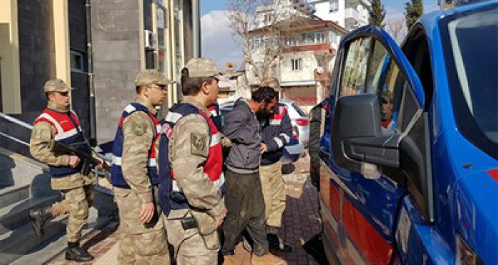 Anne-babasını öldüren zanlı mağarada yakalandı