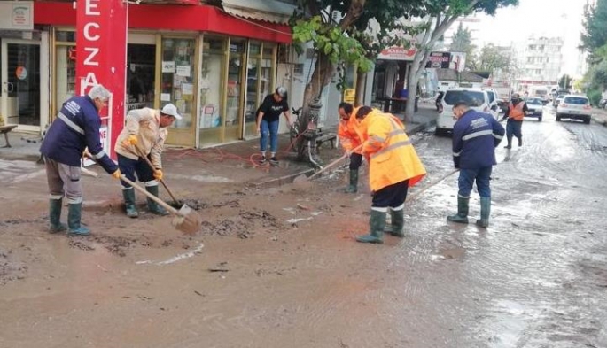 Antalya'daki Selden Etkilenen Alanlarda Temizlik Çalışmaları Devam Ediyor