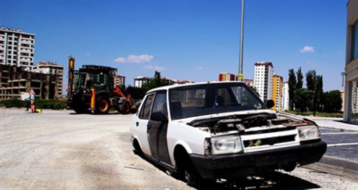 Aracını bırakıp gitti her gelen bir parça söküp götürdü!