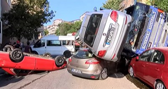 Araçlar üst üste düştü! Ortalık savaş alanına döndü…