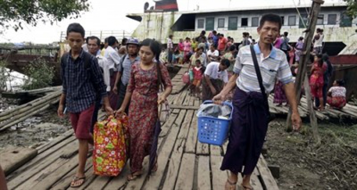 Arakan Müslümanlarının evleri ateşe verildi