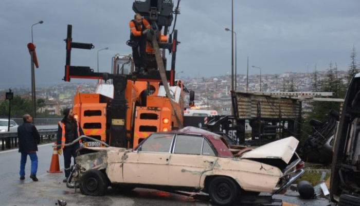 Arızalanan aracı yolcularla birlikte taşıyan çekici TEM’de devrildi