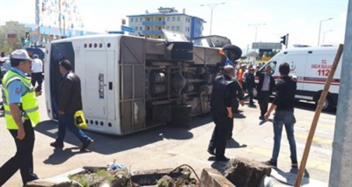 Askeri araç ile polis aracı çarpıştı: 18 yaralı