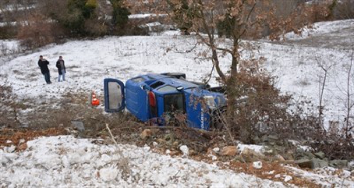 Askeri araç şarampole devrildi: 3 asker yaralı