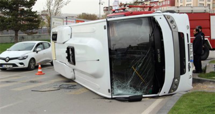 Askeri midibüs devrildi