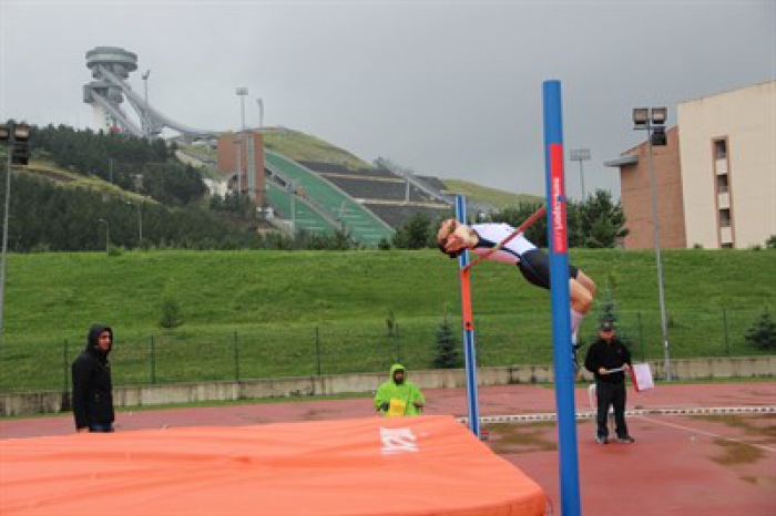 Atletizm 4. Uluslararası Sprint ve Bayrak Yarışmaları Kupası yoğun yağmur altında devam ediyor