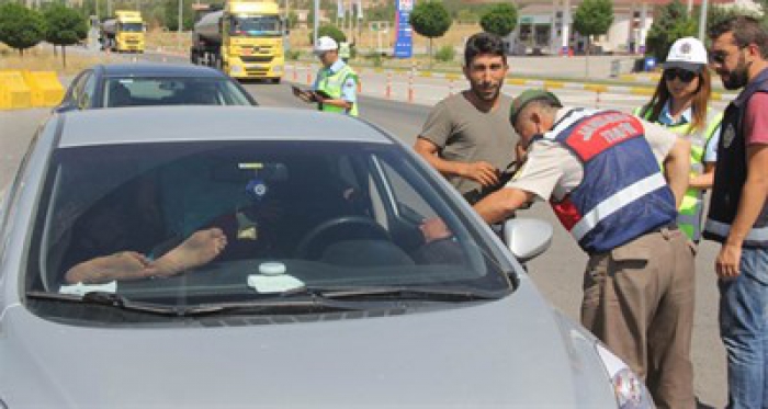 Ayaklarını cama dayadı cezayı yedi