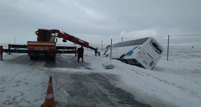 Aynı yol üzerinde 2 yolcu otobüsü devrildi: 22 yaralı