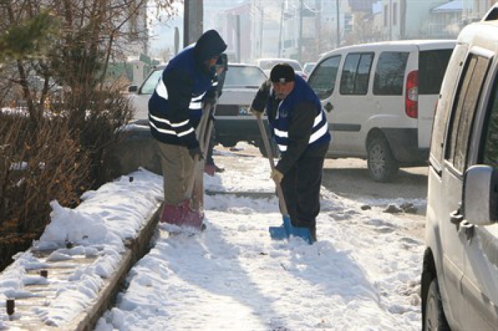 Aziziye karla mücadelede hız kesmiyor