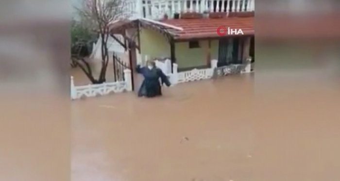 Bakan Koca, sel felaketinde hasta için beline kadar suya giren hemşirenin görüntülerini paylaştı