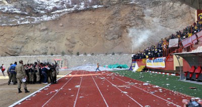 Bakan Naci Ağbal'ın da izlediği maçta olay çıktı: 19 yaralı