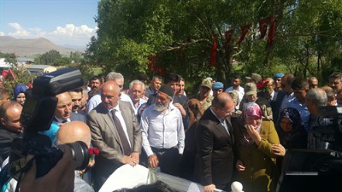 Bakan Recep Akdağ’dan şehit ailesine ziyaret