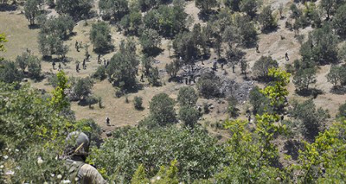 Bakanlar ve Orgeneral Akar helikopterin düştüğü alanda