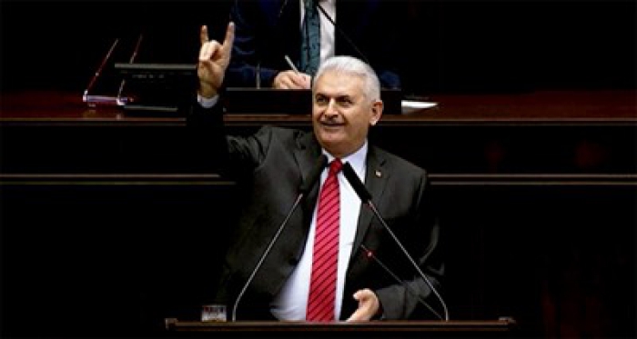 Başbakan Binali Yıldırım bozkurt işareti yaptı