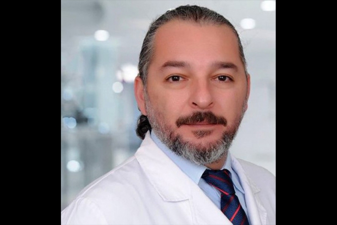 Başına saçma isabet eden doktor ağır yaralandı