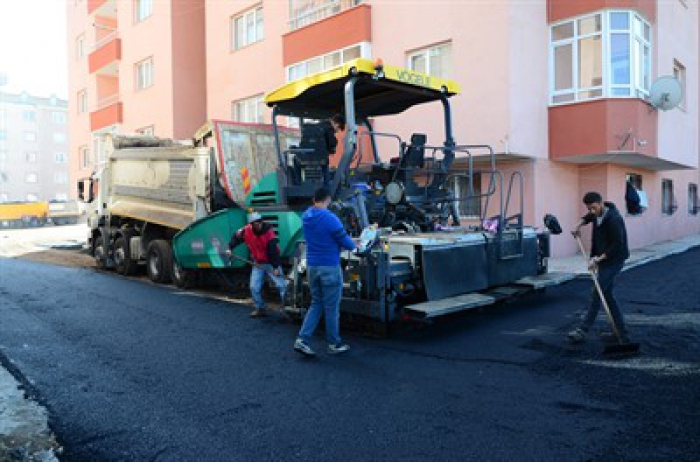 BAŞKAN BULUTLAR, SİTE BAHÇELERİNE DÖKÜLEN ASFALT ÇALIŞMALARINI YERİNDE İNCELEDİ