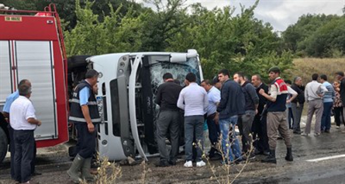 Bayram tatili için gelen midibüs takla attı: 19 yaralı