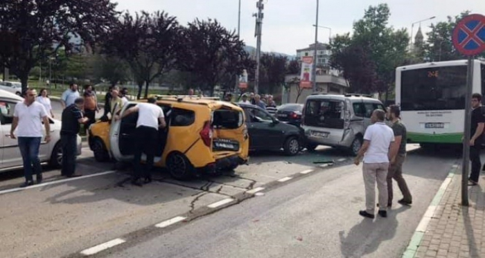 Belediye otobüsü dehşet saçtı! 6 aracı biçti