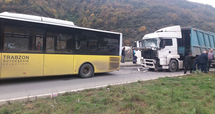 Belediye otobüsüne tır çarptı: 9 yaralı