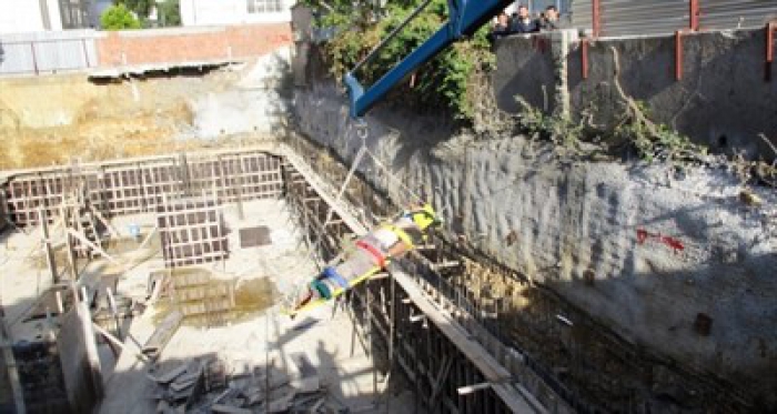 Beton aktarma mikserinin pompası patladı: 2 yaralı