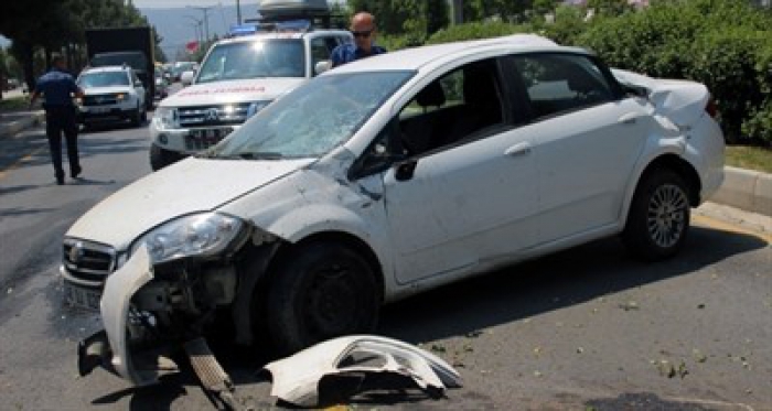 Beton bariyere çarpıp karşı şeride geçti