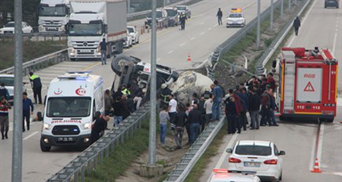 Beton mikseri devrildi, sürücü hayatını kaybetti