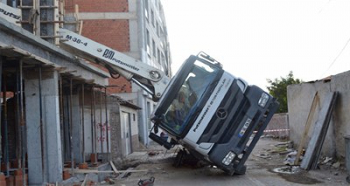 Beton pompası devrildi: 1 ölü, 2 yaralı