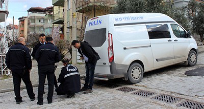 Bıçakladığı eşi tarafından eve kilitlenen koca, inmeye çalıştığı 2'nci kattan yere çakıldı