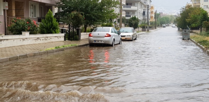 Bir anda bastırdı, sokaklar göle döndü!