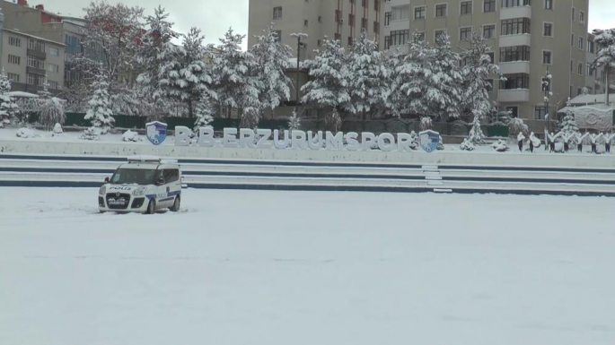 Biranda yağdı, onlarca araç yolda kaldı