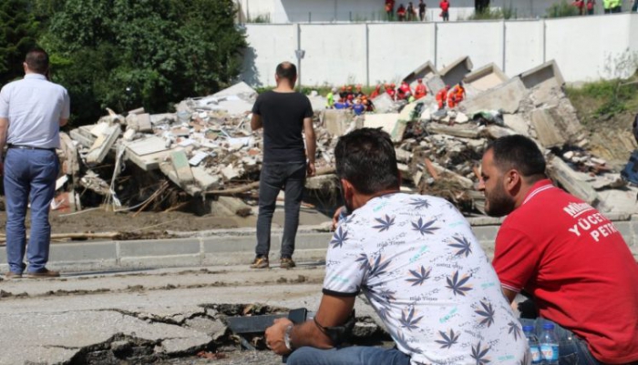 Bozkurt’ta sel felaketinde çöken bina karşısında umutlu bekleyiş sürüyor