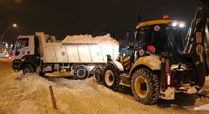 Büyükşehir’in karla mücadelede gece mesaisi